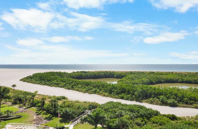 Modern ninth floor beachfront condo w/pool/gym/grill