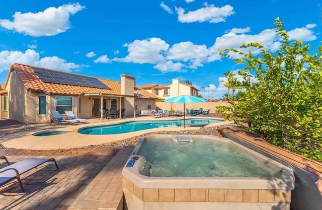 *NEW* Gorgeous Desert Oasis! Heated Pool & Hot Tub