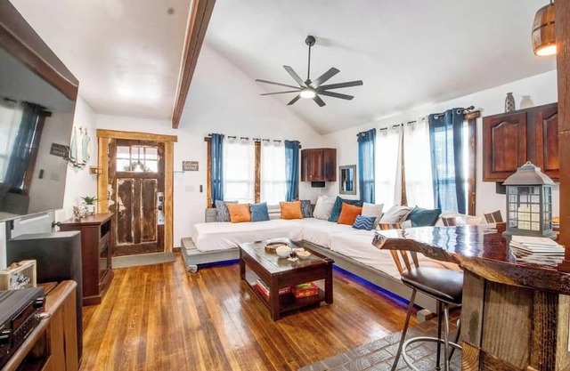 The Breakaway - VIBE Beach Cottage - Walk to Beach - Large Groups Welcome