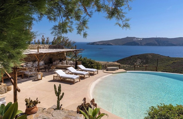 Remvy - Seven Bedroom Villa, Sleeps 14