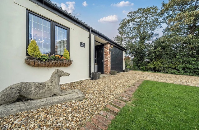 THE STABLES, romantic, character holiday cottage in Stalmine