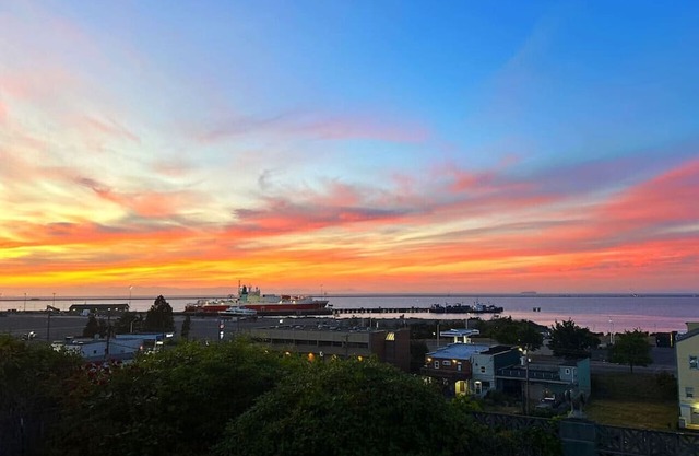 3BR w/Views! Game Room*Fireplace*5 Mins to Pier