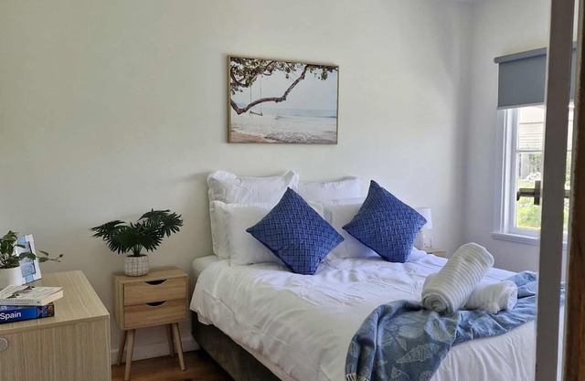 Seabreeze cottage full kitchen sleeps 6 heating and cooling and log fire