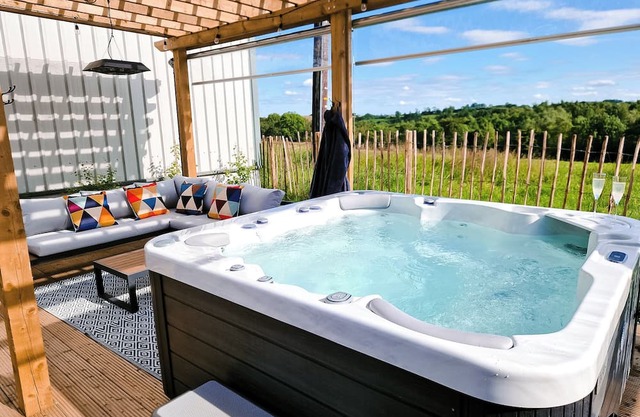 Lorraine's Loft - Hot Tub Get Away. Stunning countryside Views!
