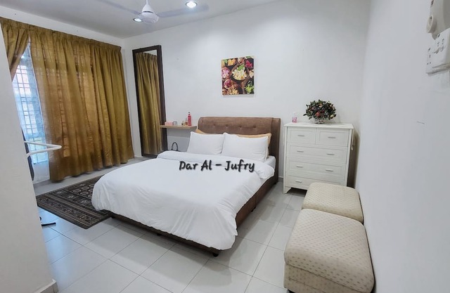 Spacious 4-bedroom house with WiFi, AC in welcoming Kuantan