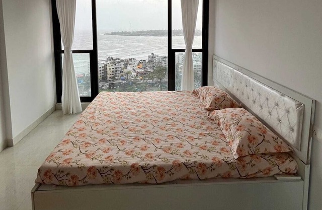 Chic 2-bedroom apartment in the heart of the City with Amazing Sea View