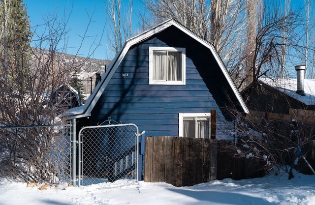Charming Blue Cabin with Spa & Karaoke - Unforgettable Family Getaway!
