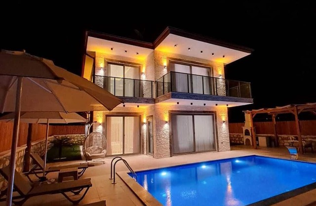 VİLLA PINAR 3 YATAKLI 6 KİŞİLİK KAPASİTESİTELİ DENİZE 700 mt MERKEZE 1 KM