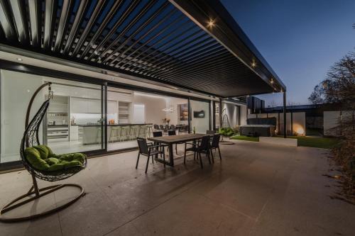 How the 1percent Live - Waiwetu St Sleeps 15